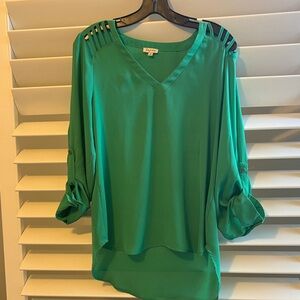 Lily White Green Blouse Top Roll Tab Sleeve V-Neck Cutout Pullover: SZ: M